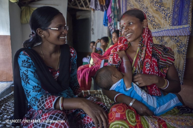 子どもの栄養やケアの方法について、母親たちの相談にのったり、アドバイスをしたりするボランティアの女性（インド）　© UNICEF_UNI148848_Vishwanathan