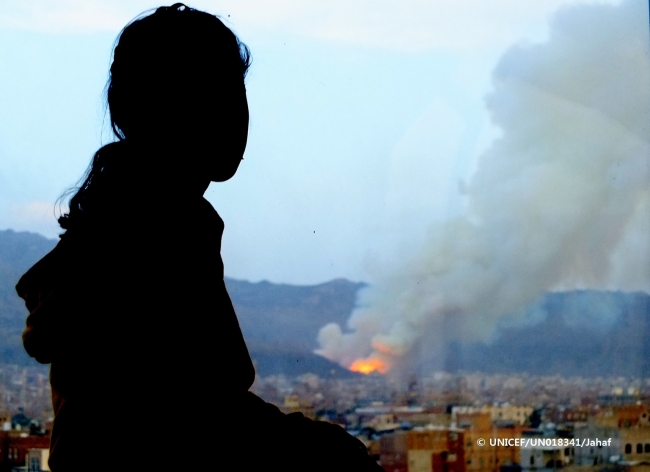 空爆により破壊された自分の家を見る少女（イエメン・サヌア、2015年4月撮影）※本文との直接の関係はありません。　© UNICEF_UN018341_Jahaf