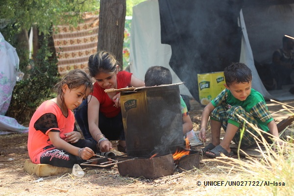 攻撃を逃れ道路脇に設置したテントで暮らす家族（シリア・アレッポ、2016年8月撮影）　※本文との直接の関係はありません。　© UNICEF_UN027722_Al-Issa