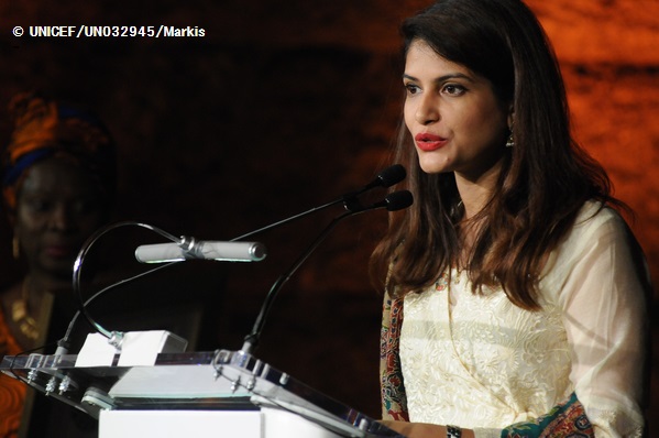 活動家賞を受賞した、パキスタンのサラ・サイード・クーラム医師。© UNICEF_UN032945_Markisz
