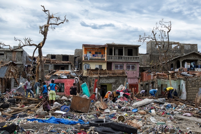 ハリケーン・マシューによって被害を受けた、ハイチのジェレミー市西部では、人々が瓦礫の片づけなどの作業を続けている。（2016年10月6日撮影）　© UNICEF_UN034844_Abassi, UN-MINUSTAH