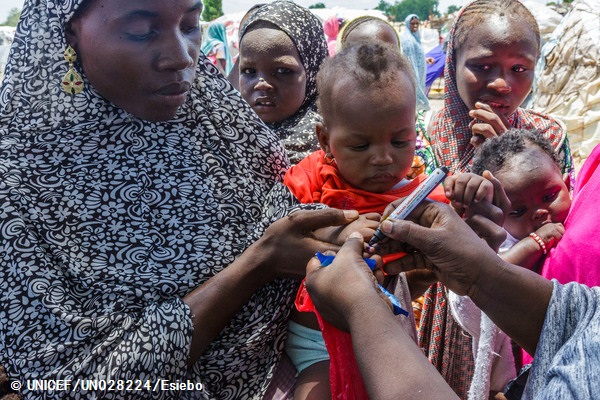 ボルノ州の避難民キャンプでポリオの予防接種を受け、ユニセフの保健員にマーカーで印をつけてもらうアジェダちゃん（6カ月）（ナイジェリア・ボルノ州　2016年8月15日撮影）© UNICEF_UN028224_Esiebo
