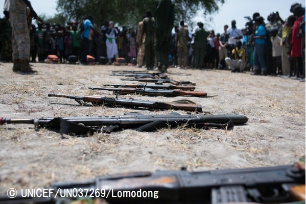 南スーダンで武装グループから解放された子どもたちが手放した武器（2016年10月26日撮影）。
