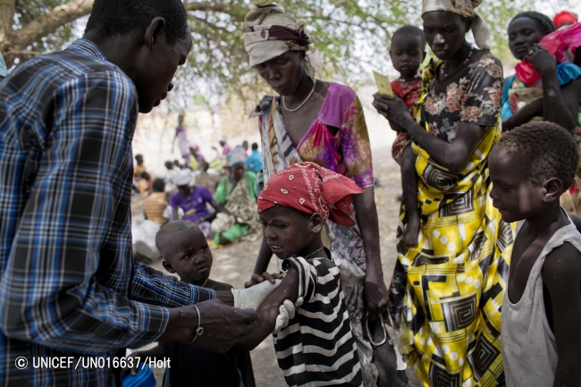 南スーダンの食糧配給施設で麻疹の予防接種を受ける男の子（2016年3月撮影）© UNICEF_UN016637_Holt