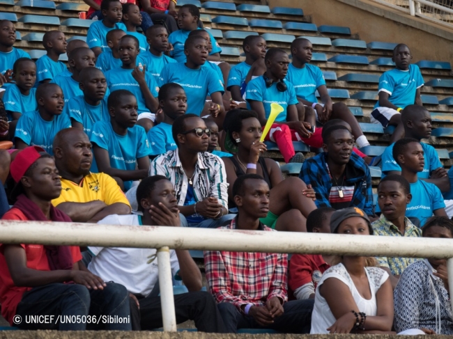ウガンダで行われたFCバルセロナレジェンドの試合を観戦する人たち（2015年12月撮影）。(C) UNICEF_UN05036_Sibiloni