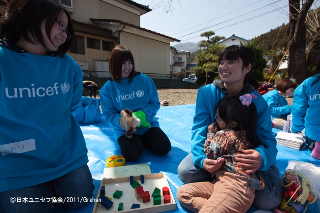 東日本大震災の被災地に設置された「子どもにやさしい空間」。運営には、被災地の大学生や中高生がボランティアとして参加した。©日本ユニセフ協会_2011_Grehan