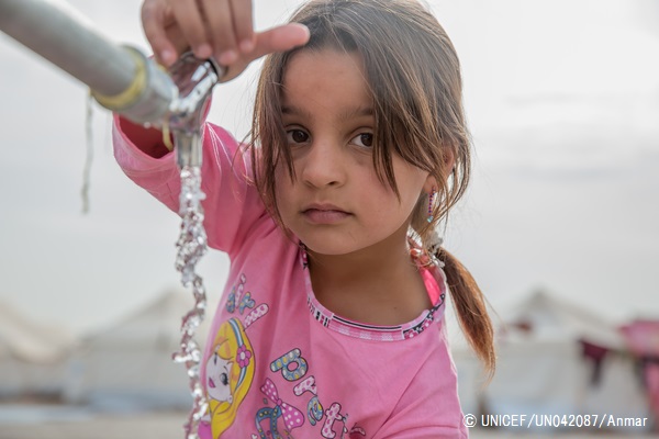 避難民キャンプで水を汲む、モスルから逃れてきた女の子。（2016年11月15日撮影）