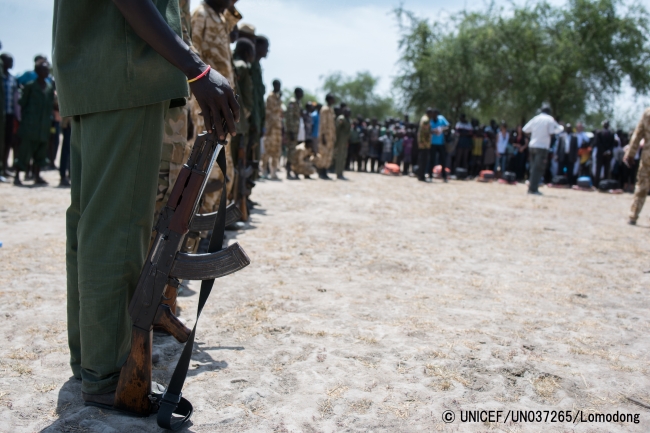 南スーダンで武装グループからの解放を待つ子どもたち。（2016年10月26日撮影）