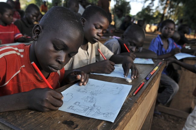 (c) UNICEF Central African Republic/2013/Duvillier 「子どもに優しい空間」では、子どもたちの心のケアの一環として、絵を描いて もらっている。現在600名が通っている。