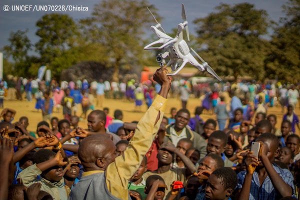 ドローンの飛行ルート運用開始に沸く人たち (2017年6月28日撮影) © UNICEF_UN070228_Chisiza