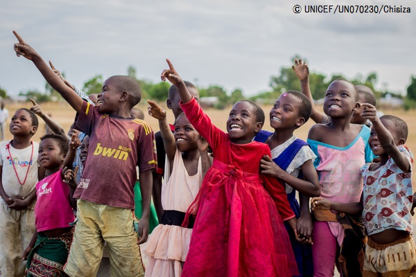 ドローン飛行に興奮する子どもたち(2017年6月28日撮影) © UNICEF_UN070230_Chisiza