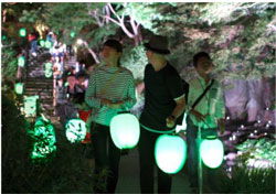 高橋匡太「Glow with City Project in Kamakura 長谷の灯かり」2015年　撮影村上美都