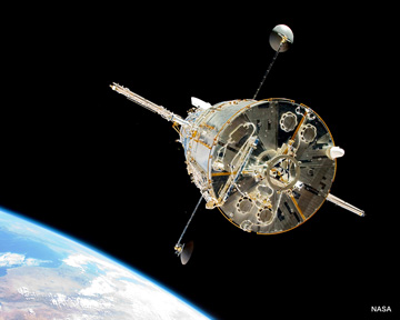 2009年、地球周回軌道上で最後の サービスミッション（宇宙飛行士の 船外活動による修理）を終えた ハッブル宇宙望遠鏡 (C)NASA