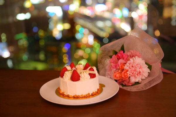 【2位：帝国ホテル】記念日プランのケーキと花束
