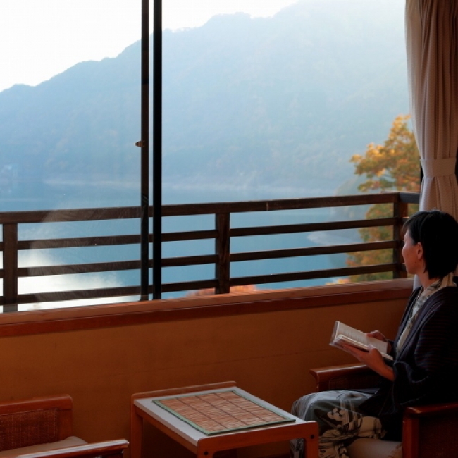 【3位：猿ヶ京温泉　山と湖の絶景に浮かぶ宿　料理旅館　樋口】客室からの赤谷湖の眺め