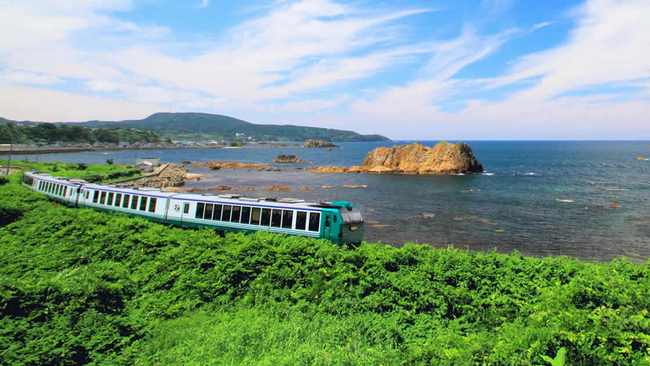 青森県〜秋田県「五能線」は日本海の海岸沿いすれすれを走る、全国で人気の高いローカル列車。