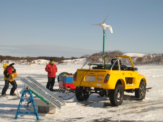 2005年2月間宮海峡の樺太（サハリン）側の村「ポギビ」に到着し、小型風車とソーラーパネルからEVジムニ－2号機「ARK-1」号に充電する。
