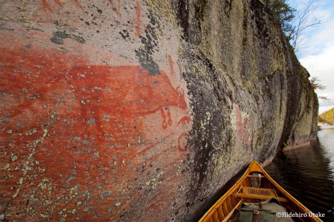 ブラッドベイン川沿いの岩壁に描かれた先住民の壁画
