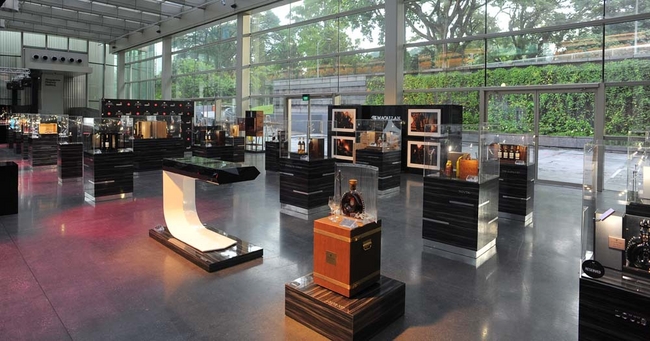 最高級の49ブランド、79種類の銘酒コレクションが並べられたイベント会場（ナショナル・ミュージアム・オブ・シンガポール）