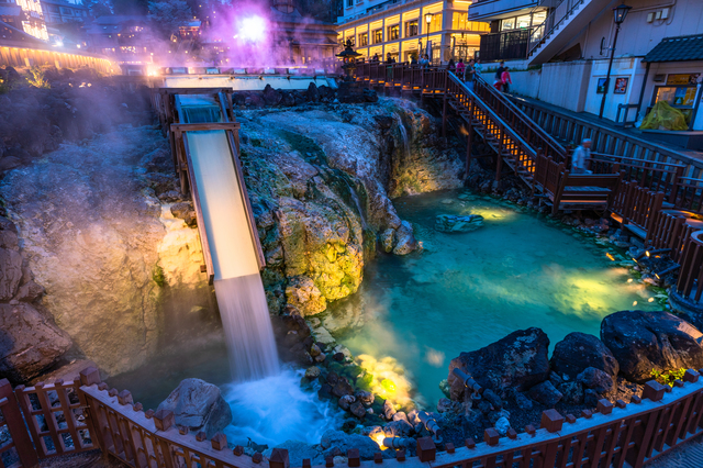 夜はライトアップされ、写真を撮る観光客で賑わう草津温泉のシンボル、湯畑。