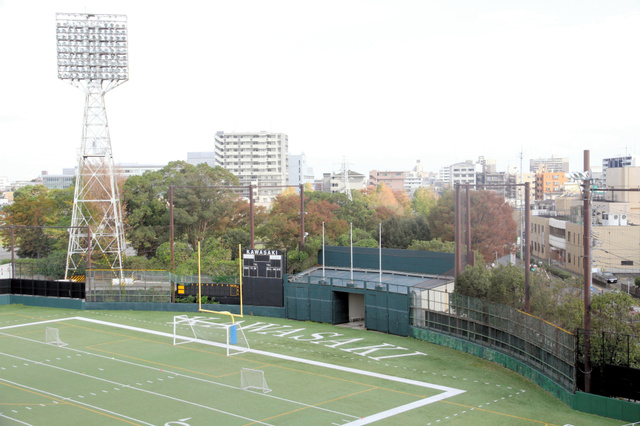 昭和の川崎球場の面影を残す　外野フェンスと照明塔　富士通スタジアム川崎