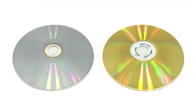 右：純金仕様ゴールドディスク 左：通常のディスク