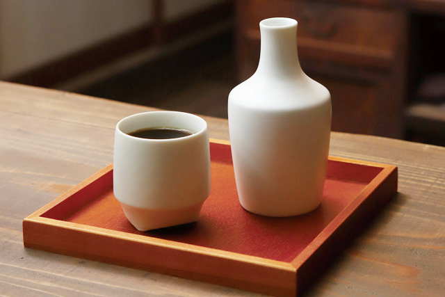 おNewな“映え”cafe久留米編に登場した「UNI」。有田焼のとっくりで飲むドリップコーヒー(320円)