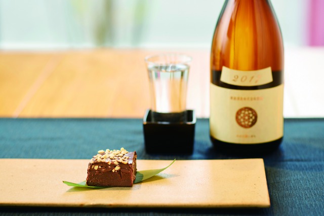 日本酒とあわせて食べたい「和がし圓左」の「マリアージュ梅(ショコラ羊羹)」(864円) 