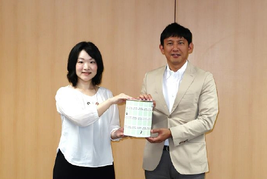 （左）事業開発室長　中澤淑子　（右）熊本県庁　小野秦輔副知事　