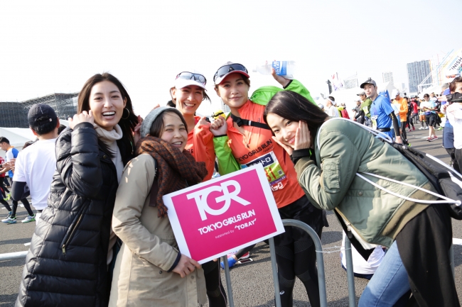 応援に駆けつけたメンバーと記念撮影　 （前列左から）大杉亜依里、横地尚子、菜香（後列左から）宮河マヤ、大木美佳