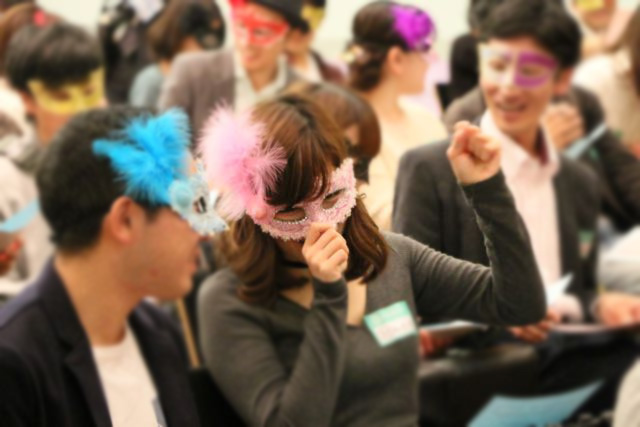 １０月に開催した仮面舞踏会では、外見にとらわれない心の交流カップルが続出しました。