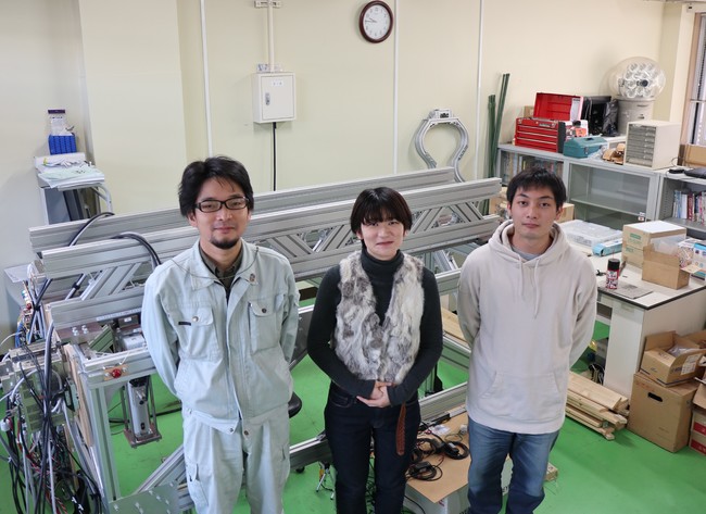 須田准教授（左）・メンバー小川さん（中央）・リーダー森川さん（右）