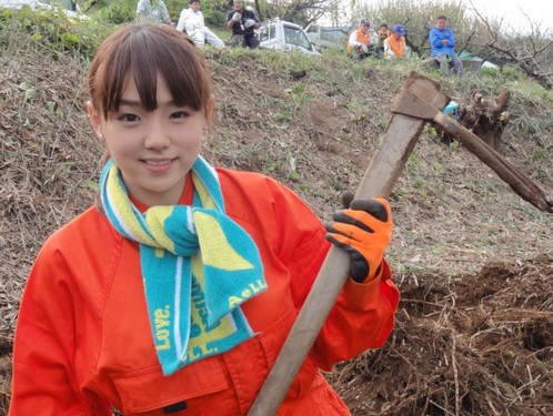 開墾作業をするメンバーの篠崎愛さん(写真は2012年のもの)