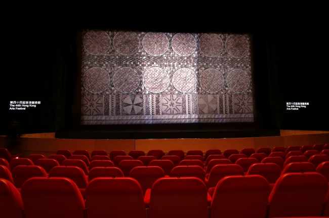 【トリノ王立歌劇場・オペラ　『シモン・ボッカネグラ』（作曲：ジュゼッペ・ヴェルディ）の舞台でアルカンターラ®製の緞帳（どんちょう）が初披露。