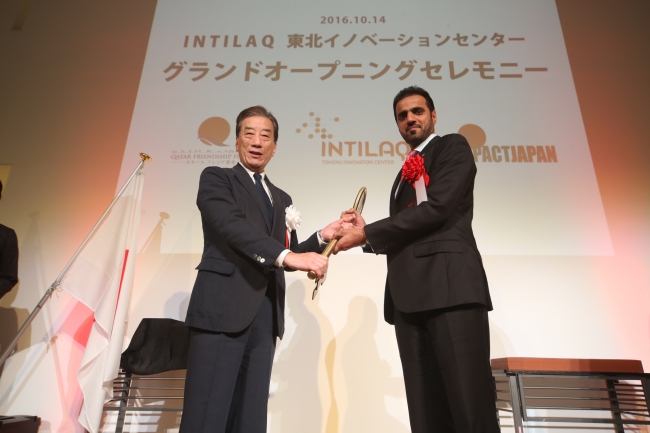 カタール開発基金のアル･クワリ局長から記念品を受け取る Impact Foundation Japanの黒川清理事