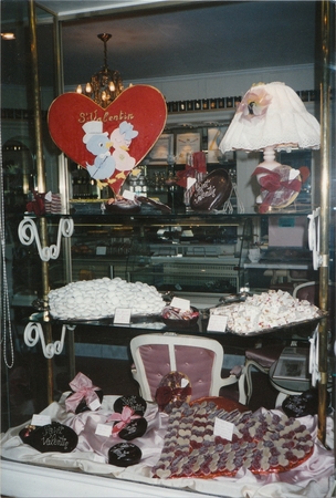 イルサンジェー本店のバレンタインディスプレイ