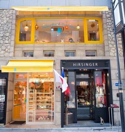 銀座ショコラストリートに第4のブランド、ニコラシャール銀座本店がオープンした。（1階がブティック、2階がカフェ）