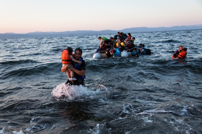 ギリシャのレスボス島にたどり着くシリア難民　© UNHCRA.McConnell