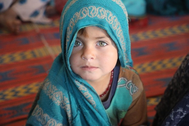 UNHCRの教育支援のもと、パキスタンの難民キャンプで今年はじめて学校に行ったアフガニスタン難民の少女シュクリア　© UNHCR／Humera Karim
