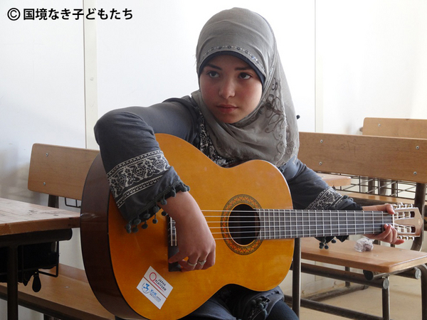 KnKが運営する音楽の授業でギターを弾く少女（文中に登場する女子とは無関係です）