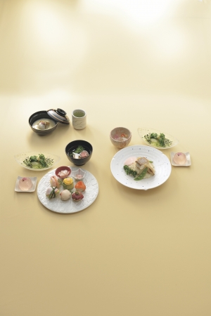 左下：桜風味の手まり寿司（サラダ、吸い物、甘味付） 右：桜鯛の桜香るリゾット（サラダ、吸い物、甘味付） 左上：桜餅の雑煮