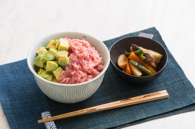 冷凍キット「マグロとアボカド丼」と 「和野菜の煮物」