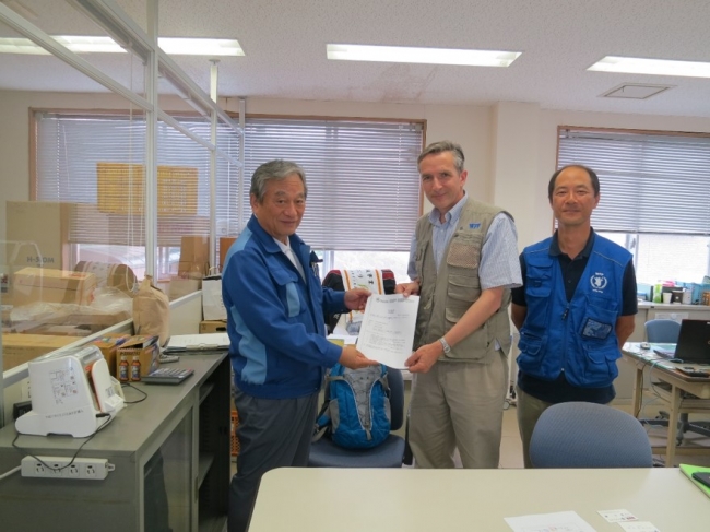 WFP 左から、家入町長、アンダーソン、山崎国連WFP職員。