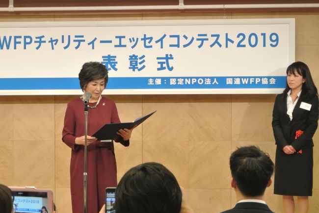 朗読する竹下さんとWFP賞受賞者の川口ひろみさん(C)JAWFP