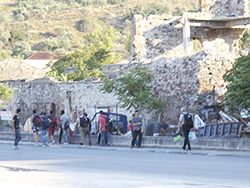 命がけでギリシャにたどり着き、疲れ切った体でさらに70キロの道のり歩く人々（ギリシャ・レスボス島、2015年6月）
