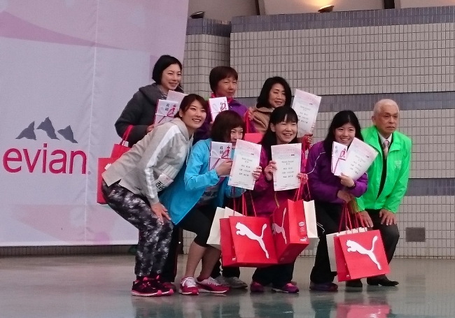優勝：松本恭子さん(前列中央)。前列左はゲストの西谷綾子さん