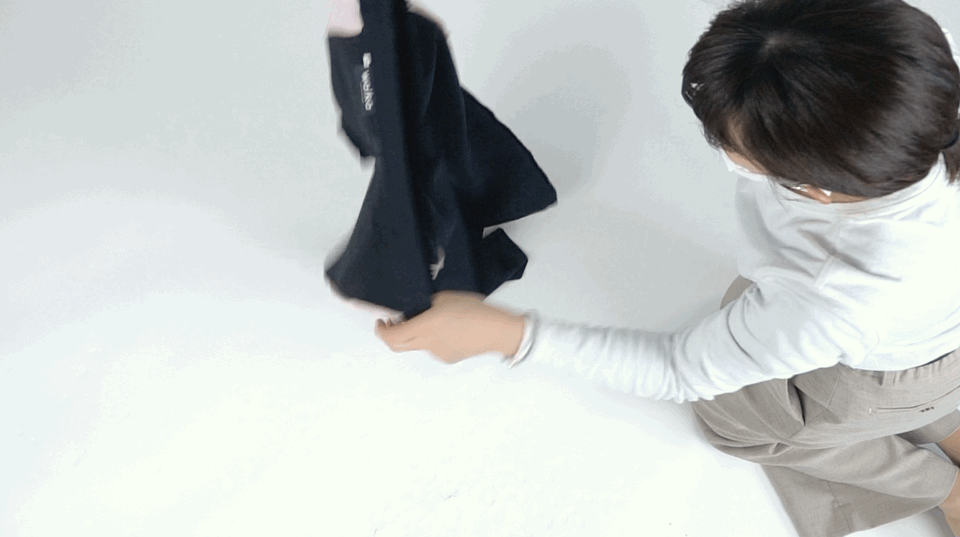 あえて裏返してみました。「腰」と「膝」にパッドを収めるポケットが付いていることがお分かりになると思います。 あえて裏返してみました。「腰」と「膝」にパッドを収めるポケットが付いていることがお分かりになると思います。