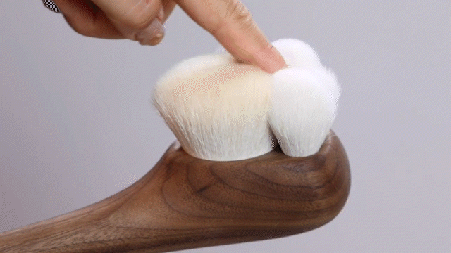 高級山羊の天然毛の白尖峰とPBTの2種類のハイブリットのブラシを開発 高級山羊の天然毛の白尖峰とPBTの2種類のハイブリットのブラシを開発