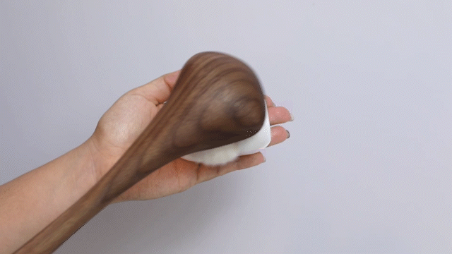 円を描くように石鹸で優しく泡立て 円を描くように石鹸で優しく泡立て