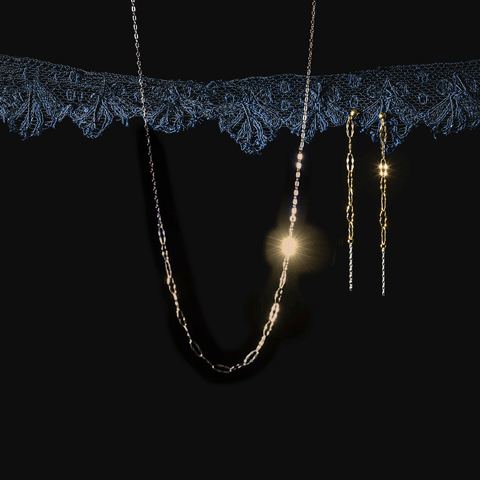 ネックレスとイヤアクセサリーをセットアップで楽しんでいただければ一層華やかに。 ネックレスとイヤアクセサリーをセットアップで楽しんでいただければ一層華やかに。